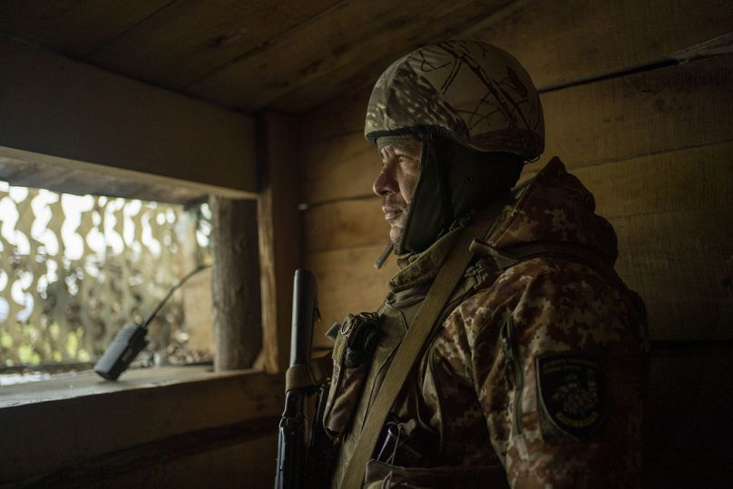 Żołnierz Państwowej Straży Granicznej pełni wachtę na stanowisku monitorowania przez wojska ukraińskie pozycji rosyjskich w obwodzie sumskim, listopad 2023