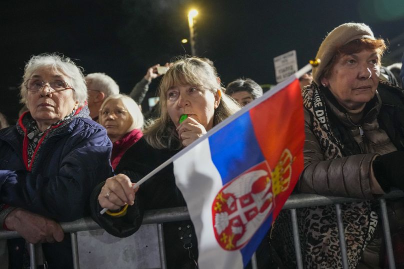 Kobieta macha serbską flagą podczas ostatniego przedwyborczego wiecu opozycji 