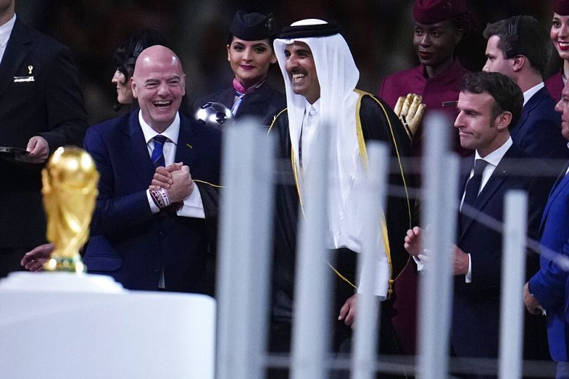 Jej Wysokość Szejk Tamim bin Hamad Al Thani, emir Kataru, ściska dłoń prezydentowi FIFA Gianni Infantino podczas finału Mistrzostw Świata 2022