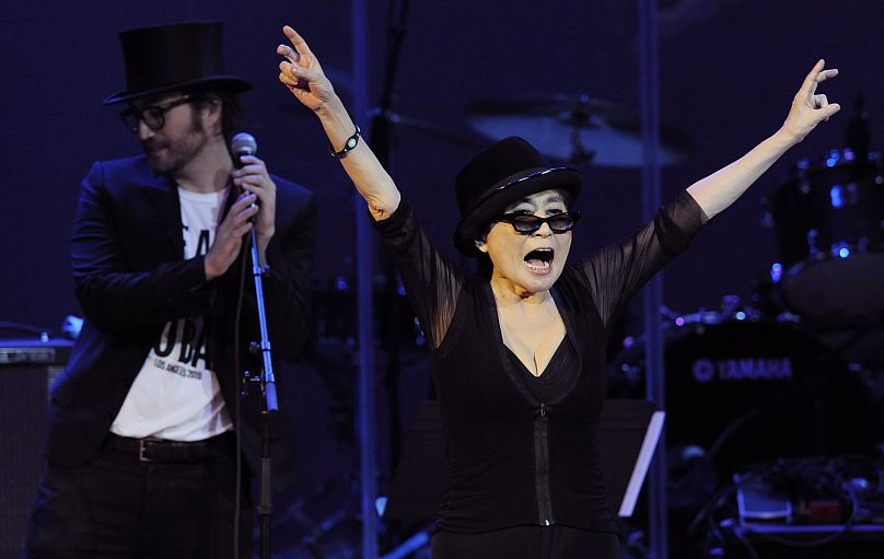 Yoko Ono (z prawej) pozdrawia publiczność wraz ze swoim synem Seanem Lennonem na zakończenie 