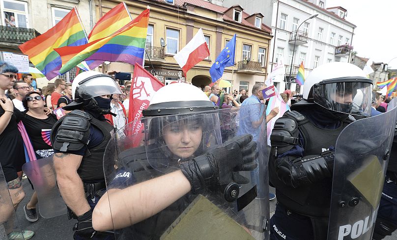 Polskie prawo dotyczące bluźnierstwa zostało wykorzystane przez nacjonalistyczną partię PiS do ścigania artystów LGBTQ+ "obrażanie religii."