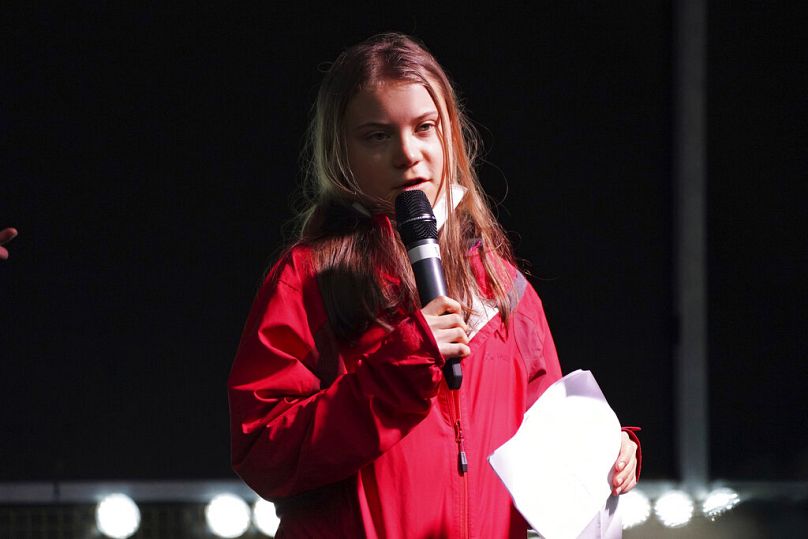 Szwedzka aktywistka klimatyczna Greta Thunberg przemawia na scenie demonstracji w Glasgow w Szkocji podczas COP26 w 2021 r.