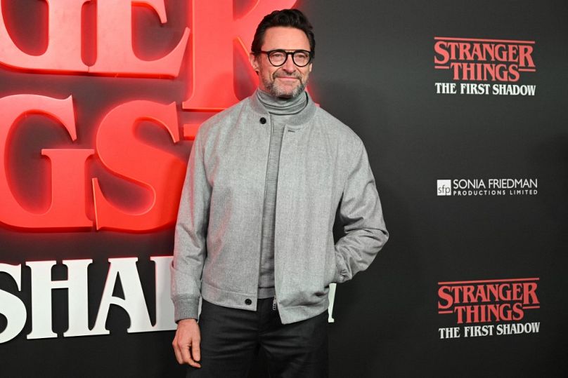 Australijski aktor Hugh Jackman pozuje na czerwonym dywanie po przybyciu na światową premierę filmu na West Endzie 