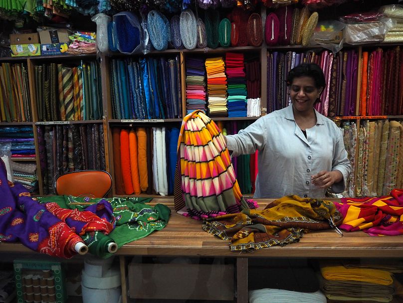 Bina opowiada nam o różnych pięknych sari w swoim rodzinnym sklepie BL Joshi na Ealing Road.