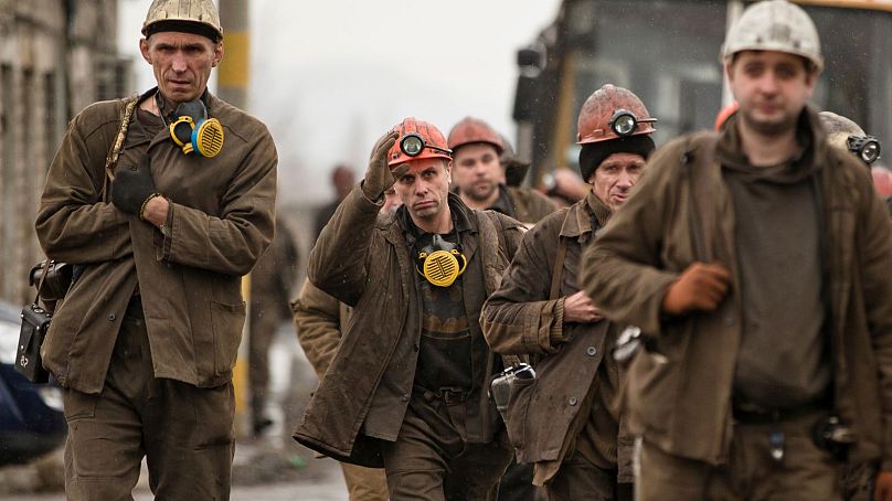 Ukraińscy górnicy przybywają do kopalni Zasyadko, aby pomóc w poszukiwaniu ciał kolegów po eksplozji w Doniecku na Ukrainie, środa, 4 marca 2015 r.