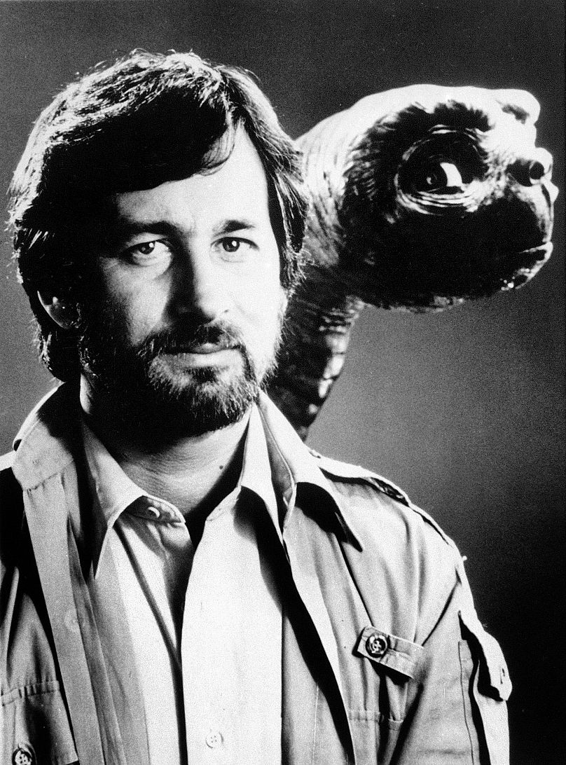 Steven Spielberg pozuje z kosmitą ET w Londynie, grudzień 1982