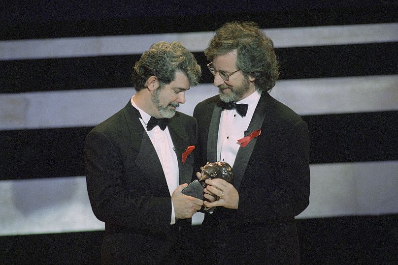 Spielberg, po prawej, wręcza George'owi Lucasowi nagrodę Irvinga Thalberga, 30 marca 1992.