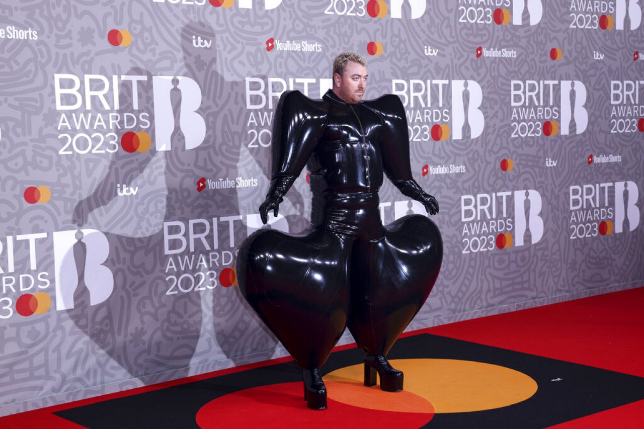 Sam Smith pozuje dla fotografów po przybyciu na galę Brit Awards 2023 w Londynie, sobota, 11 lutego 2023 r.