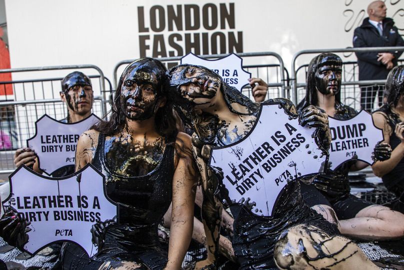 Aktywiści PETA protestujący przeciwko branży skórzanej podczas London Fashion Week w 2019 r.