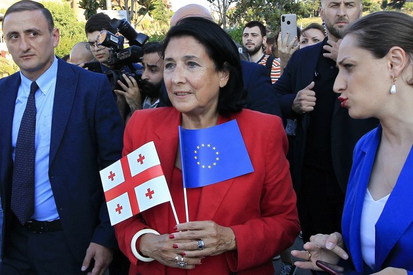 Prezydent Gruzji Salome Zourabichvili uczestniczy w wiecu publicznym popierającym aspiracje Gruzji do UE w Tbilisi, czerwiec 2022 r.