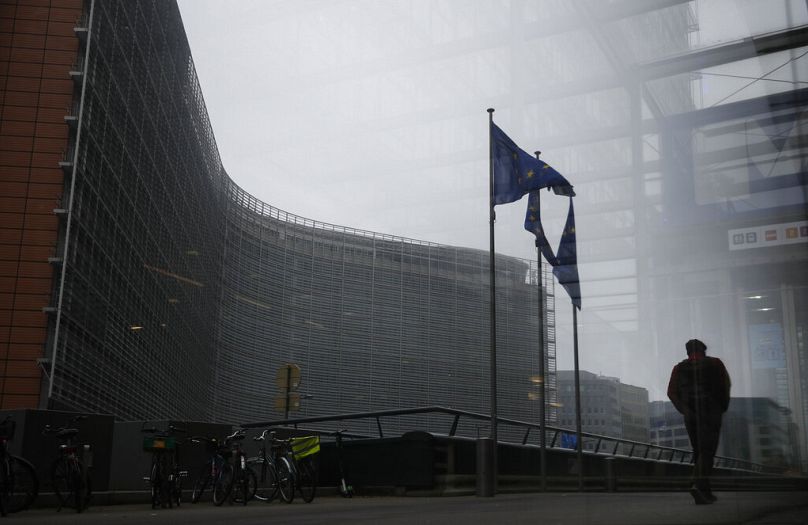 Pieszy przechodzi obok siedziby Komisji Europejskiej w Brukseli, grudzień 2020 r