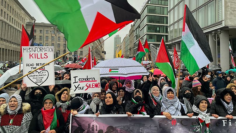 Flagi palestyńskie podczas propalestyńskiego wiecu w centrum Berlina, 10 grudnia 2023 r.