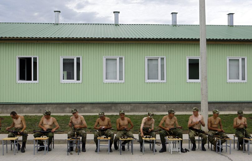 Rosyjscy żołnierze czyścią karabiny w bazie wojskowej w Cchinwali, stolicy regionu okupowanej przez Gruzję prowincji Osetia Południowa, sierpień 2009