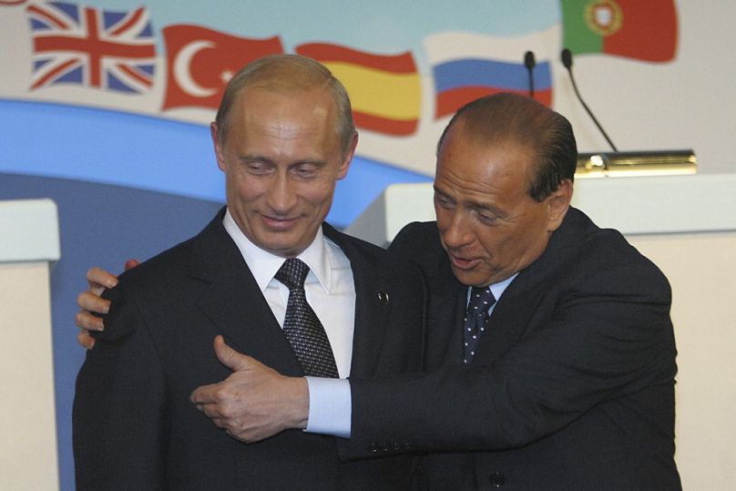 Prezydent Rosji Władimir Putin i premier Włoch Silvio Berlusconi na szczycie NATO-Rosja w bazie sił powietrznych Pratica di Mare pod Rzymem, maj 2002