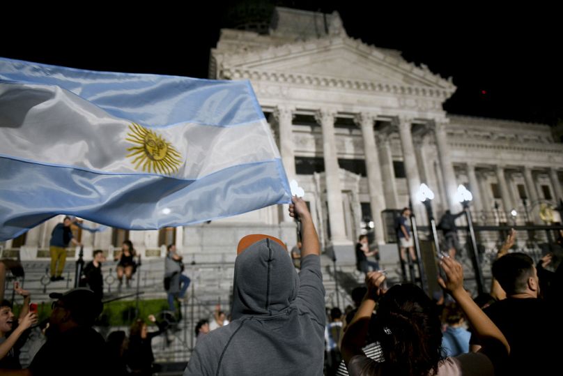 Ludzie protestują przed Kongresem Narodowym po przesłaniu prezydenta Javiera Milei ogłaszającym nowe środki gospodarcze, Buenos Aires, 21 grudnia 2023 r.