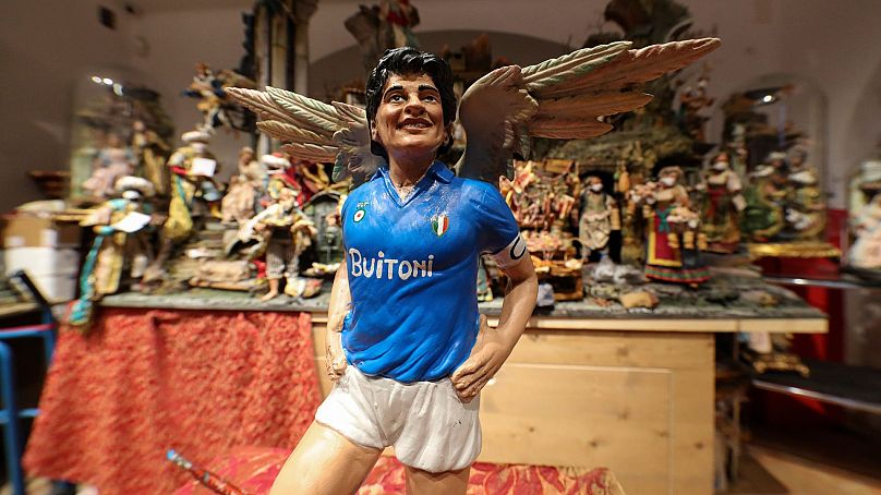 Figurka autorstwa szopka Gennaro Di Virgilio przedstawiająca legendę piłki nożnej Diego Armando Maradonę ze skrzydłami anioła w Neapolu we Włoszech.