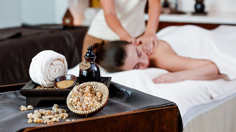 W spa Al Baleed Resort Salalah by Anantara do masaży używa się olejku kadzidłowego.