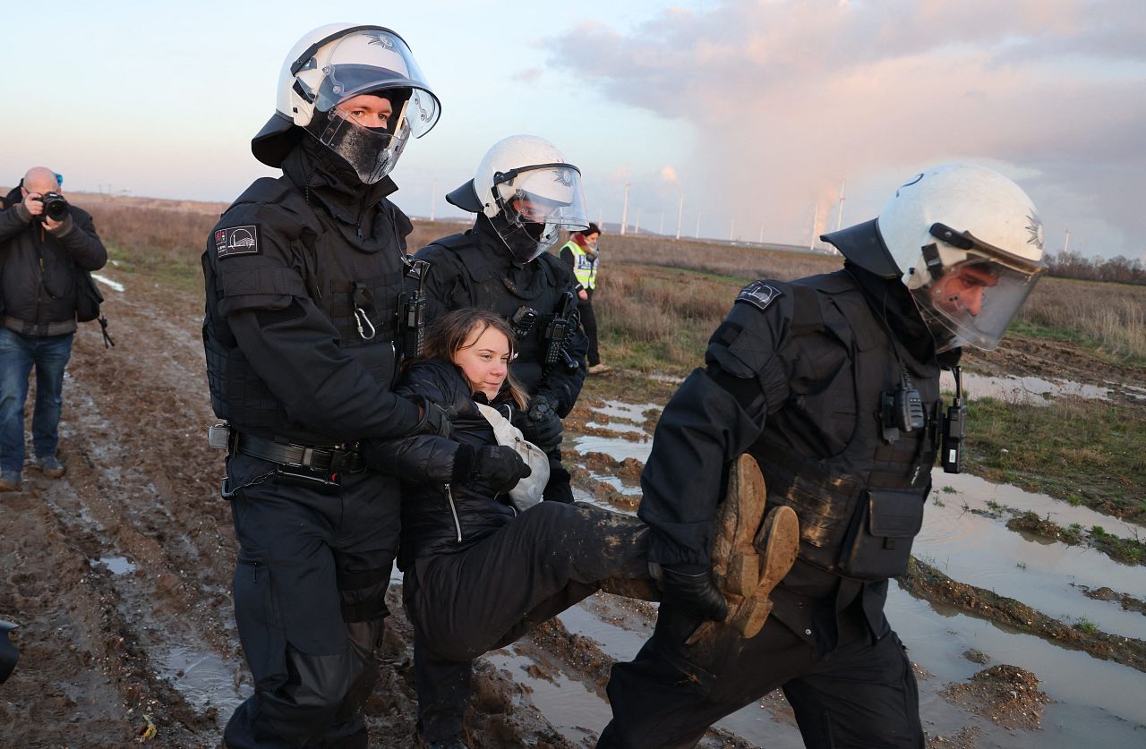 Funkcjonariusze policji wynoszą szwedzką aktywistkę klimatyczną Gretę Thunberg (w środku) z grupy demonstrantów i aktywistów w Erkelenz w zachodnich Niemczech w styczniu.