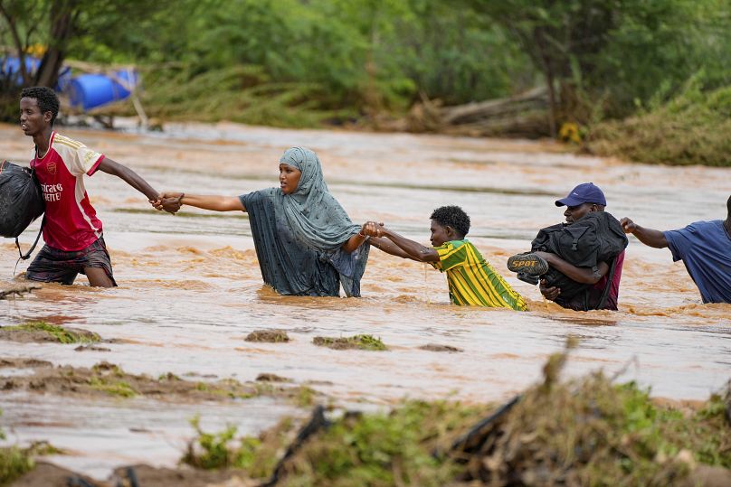 Mieszkańcy przechodzą przez drogę zniszczoną przez deszcze El Niño w Tula w hrabstwie Tana w Kenii w listopadzie.