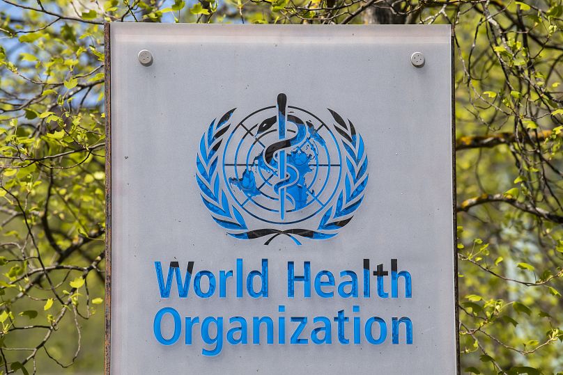 Logo i budynek siedziby Światowej Organizacji Zdrowia (WHO) w Genewie w Szwajcarii