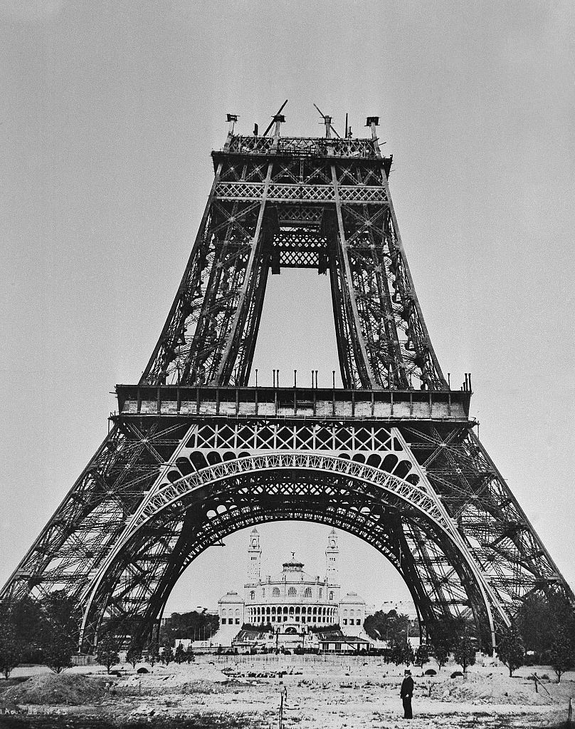 Wieża, styczeń 1951 r. W tle stary Palais de Trocadero, obecnie zniszczony i zastąpiony przez Palais de Chaillot