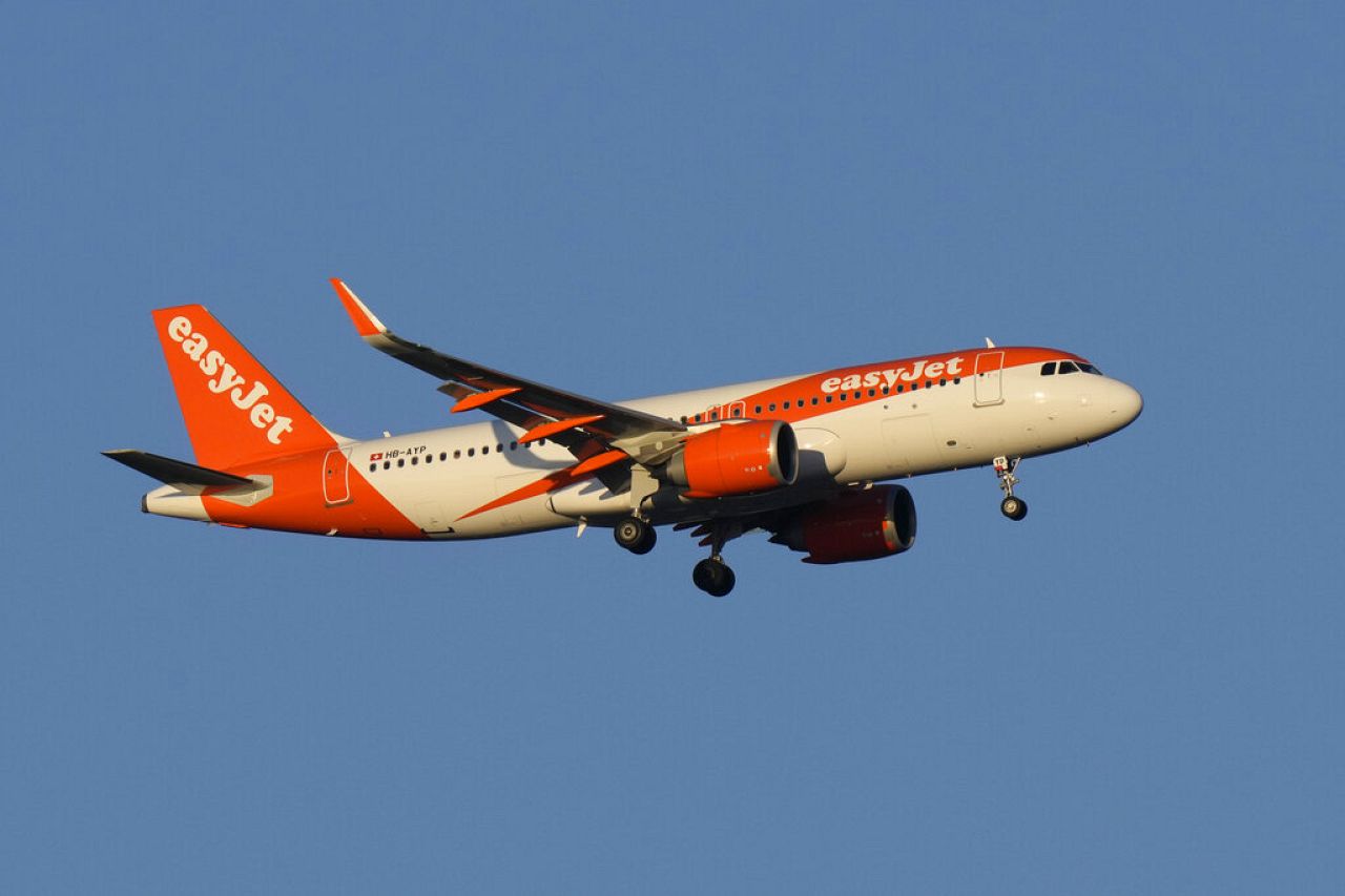 Airbus A320 easyJet zbliża się do lądowania w Lizbonie o wschodzie słońca, wtorek, 7 lutego 2023 r.