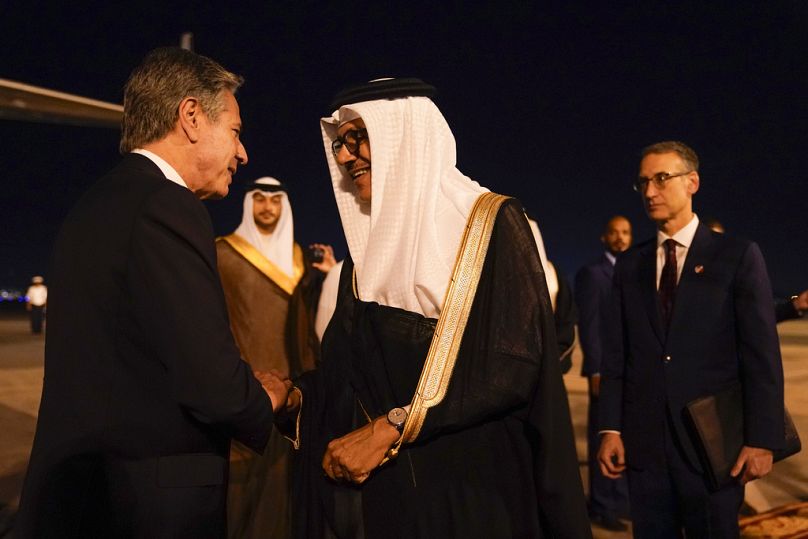 Sekretarz stanu USA Antony Blinken rozmawia z ministrem spraw zagranicznych Bahrajnu Abdullatifem bin Rashidem al-Zayanim po jego przybyciu do Manamy, 13 października 2023 r.