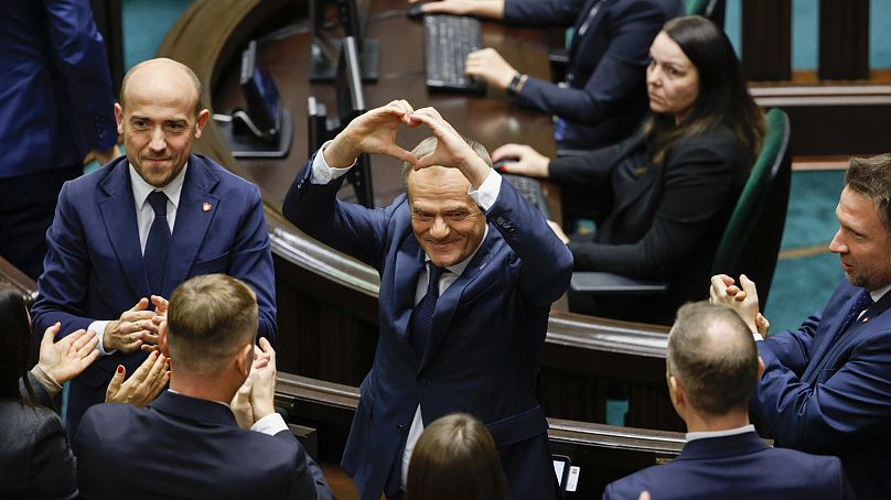 Donald Tusk pokazuje serce w dłoniach po wyborze na premiera Polski, 11 grudnia