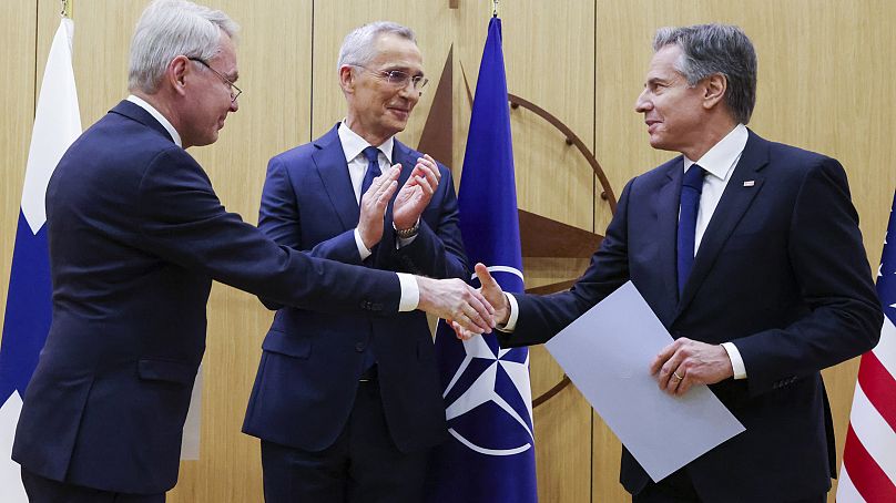 Minister spraw zagranicznych Finlandii Pekka Haavisto z Sekretarzem Stanu USA i Sekretarzem Generalnym NATO po podpisaniu dokumentów ratyfikacyjnych NATO