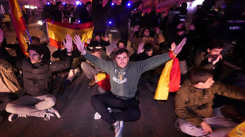 Demonstranci blokują ulicę podczas protestu przeciwko amnestii w siedzibie Partii Socjalistycznej w Madrycie, Hiszpania, 16 listopada