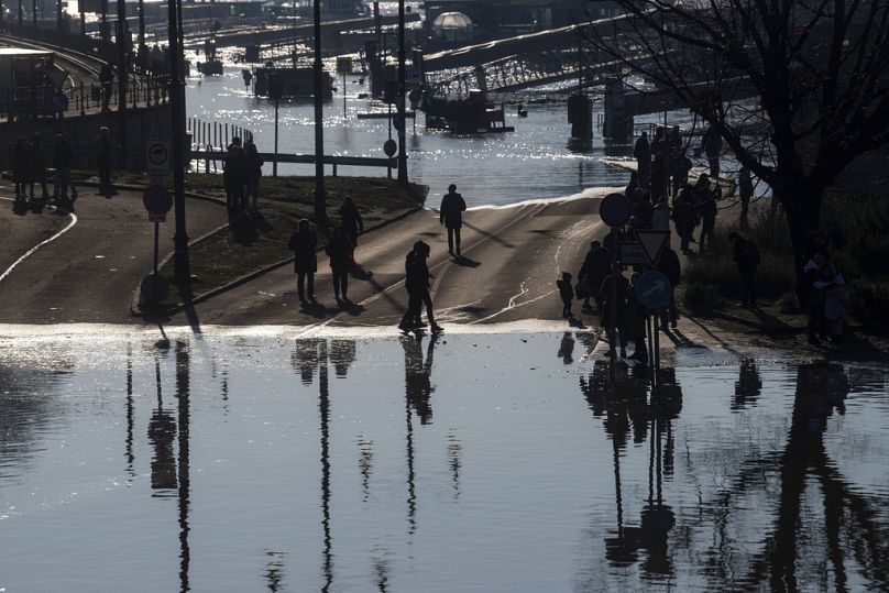 Najwyższy poziom wody na Dunaju od 2013 r. zalewa Budapeszt W związku z podnoszącym się poziomem wody, usuwanie samochodów pozostawionych na zamkniętych dolnych wałach Budy i Pesztu.