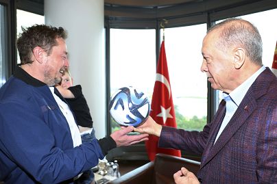 Prezydent Turcji Recep Tayyip Erdogan (po prawej) rozmawia z Elonem Muskiem trzymającym na rękach jednego ze swoich synów podczas spotkania w Nowym Jorku, niedziela, 17 września 2023 r.
