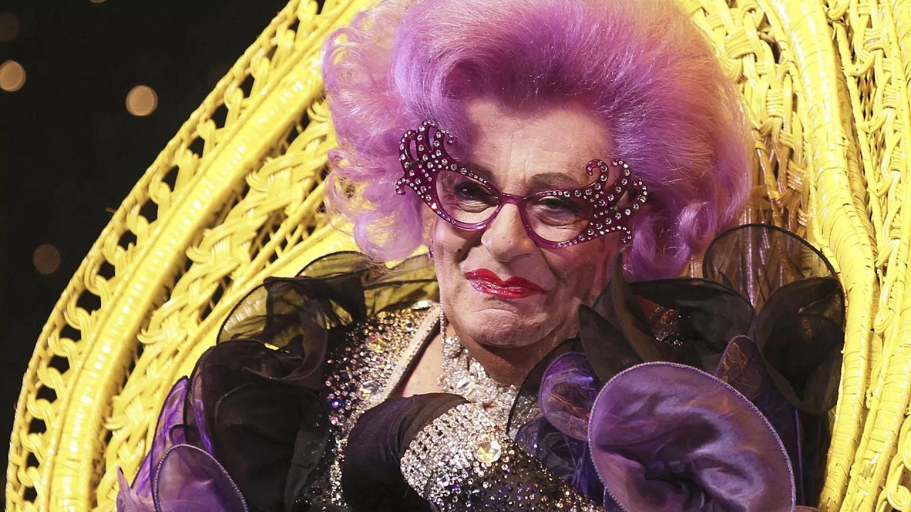 Nieżyjący już Barry Humphries jako Dame Edna w serialu „Jedz, módl się, śmiej!”  pokazać w 2012 roku