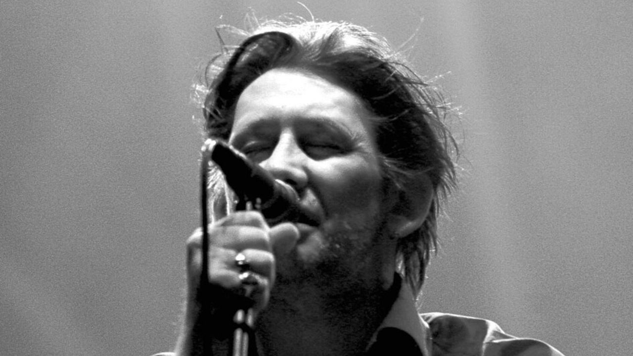 Shane Macgowan występujący na scenie z The Pogues