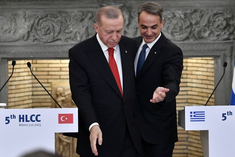 Premier Grecji Kyriakos Mitsotakis i prezydent Turcji Recep Tayyip Erdogan wychodzą po oświadczeniach w rezydencji Maximos w Atenach, grudzień 2023 r.