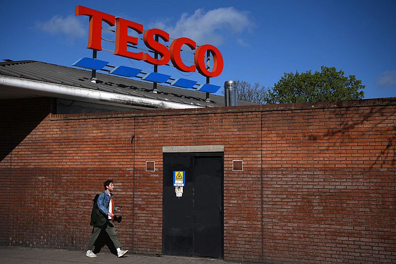 Pieszy przechodzi obok oddziału brytyjskiej sieci supermarketów Tesco we wschodnim Londynie, 13 kwietnia 2023 r. Największy brytyjski sprzedawca detaliczny, grupa supermarketów Tesco, poinformował w czwartek (13 kwietnia).