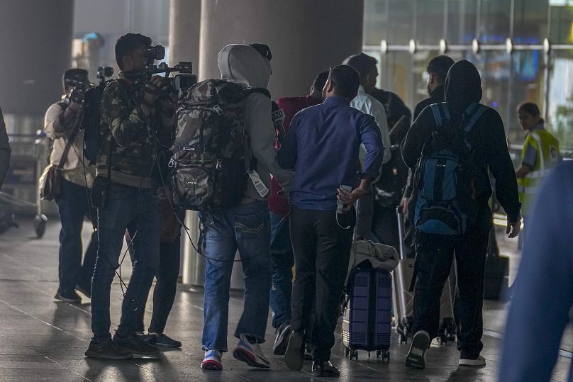 Pasażerowie przylecieli nieoznakowanym samolotem A340 Legend Airlines z lotniska Vatry we Francji na międzynarodowe lotnisko Chhatrapati Shivaji Maharaj w Bombaju