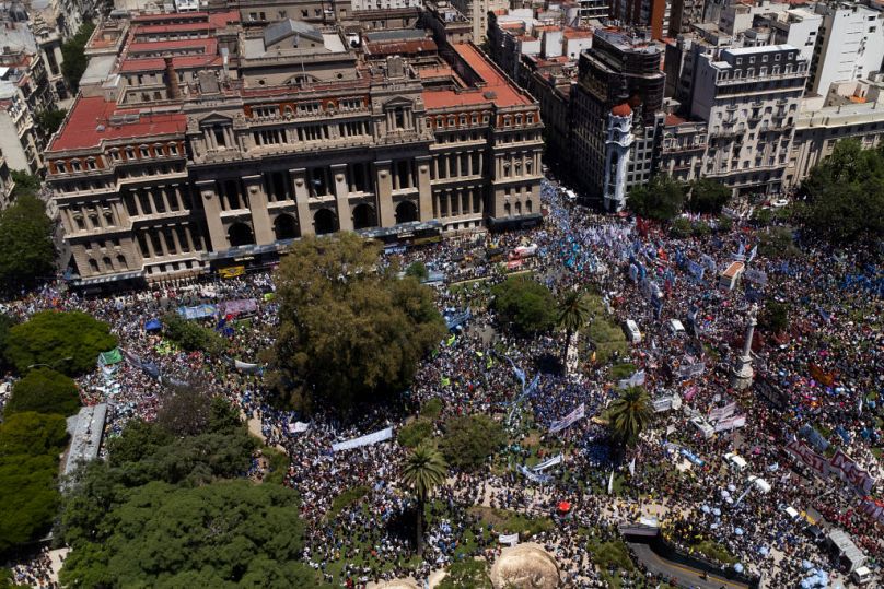 Członkowie Argentyńskiej Generalnej Konfederacji Pracowników i organizacji społecznych protestują przeciwko reformom gospodarczym argentyńskiego prezydenta Javiera Milei