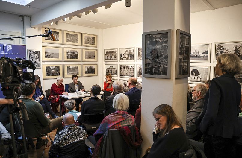 Masha Gessen podczas wręczenia Nagrody im. Hannah Arendt w Bremie, Niemcy, sobota, 16 grudnia 2023 r.