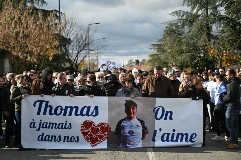 Ludzie maszerują w Romans-sur-Isere 22 listopada 2023 r., biorąc udział w 