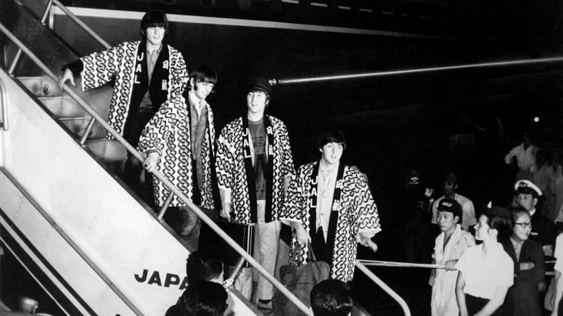 The Beatles przybywają do Tokio na krótką trasę koncertową po Japonii w 1966 roku.