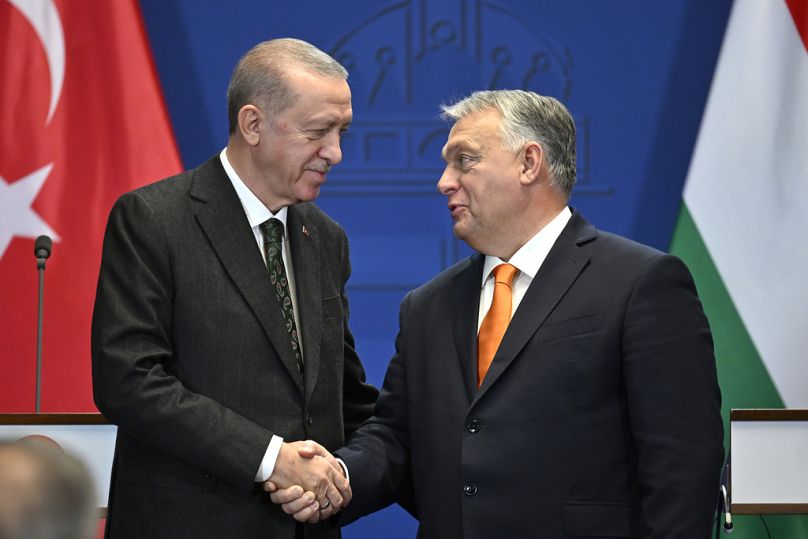 Prezydent Turcji Recep Tayyip Erdogan (z lewej) i premier Węgier Viktor Orban podają sobie ręce po wspólnym oświadczeniu w klasztorze Karmelitów w Budapeszcie na Węgrzech.