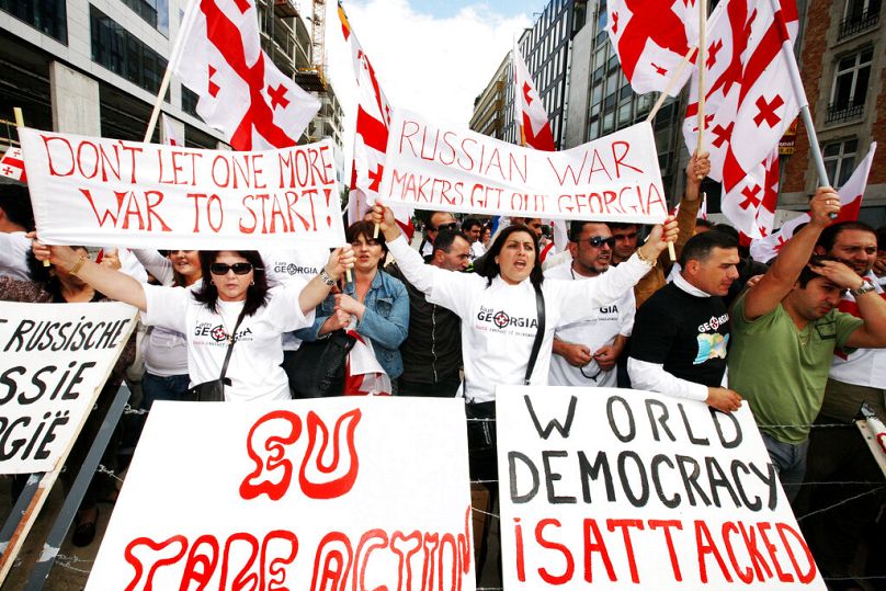 Demonstranci protestują przeciwko obecności Rosji w Gruzji poza szczytem UE w Brukseli, wrzesień 2008