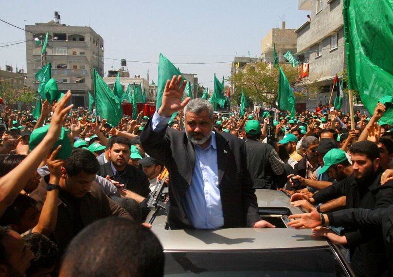 Starszy przywódca polityczny Hamasu Ismail Haniyeh macha do zwolenników podczas demonstracji w obozie dla uchodźców Jebaliya w północnej Strefie Gazy, kwiecień 2006