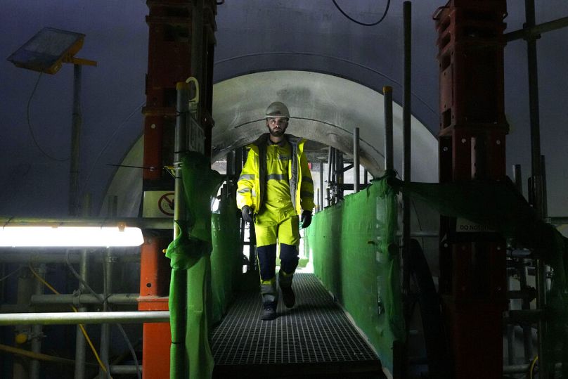 Pracownik spaceruje po budowie reaktora jądrowego w elektrowni jądrowej Hinkley Point C w Somerset, październik 2022 r.