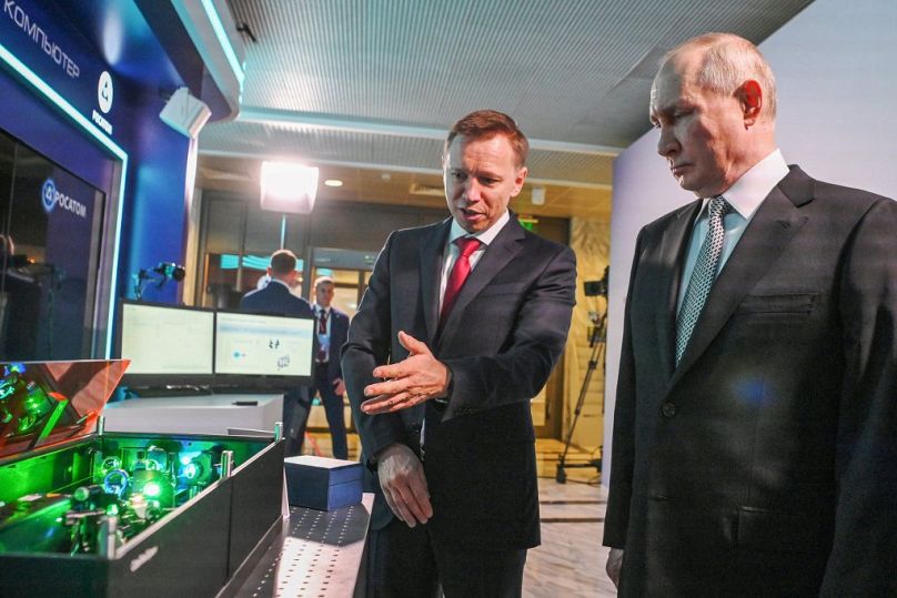 Władimir Putin na wystawie zaawansowanych osiągnięć w dziedzinie technologii kwantowych podczas Forum Technologii Przyszłości w Moskwie, lipiec 2023