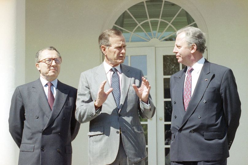 Prezydent USA George H. Bush rozmawia w Białym Domu z premierem Luksemburga Jacquesem Santerem i przewodniczącym Komisji Wspólnoty Europejskiej Jacques’em Delorsem, kwiecień 1991 r.