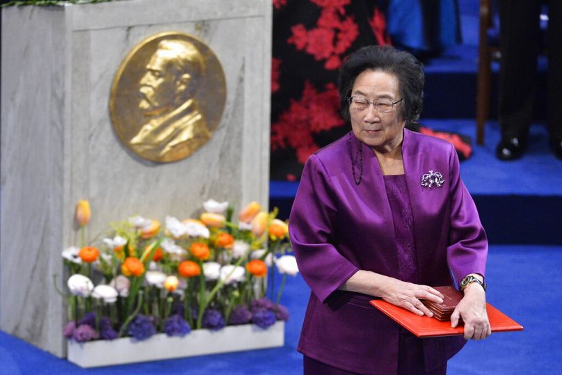 Laureatka Nagrody Nobla w dziedzinie medycyny lub fizjologii w 2015 r., profesor Tu Youyou z Chin, odbiera swoją nagrodę podczas ceremonii wręczenia Nagrody Nobla w 2015 r. w Sztokholmie, grudzień 2015 r.