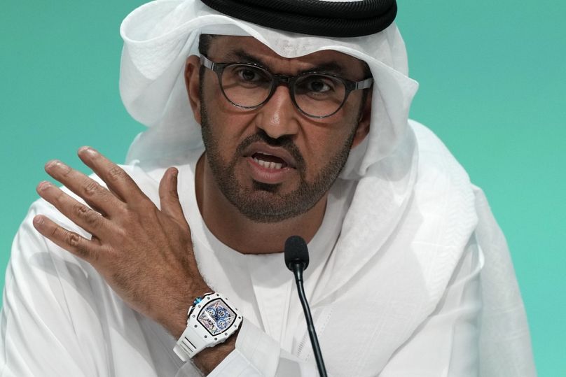 Prezydent COP28, Sultan al-Jaber, przemawia podczas konferencji prasowej podczas szczytu klimatycznego ONZ COP28 w Dubaju, grudzień 2023 r.