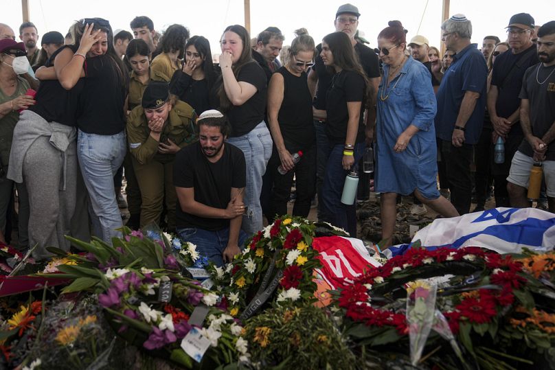 Żałobnicy na pogrzebie pięcioosobowej rodziny Kotzów zamordowanej przez bojowników Hamasu w Gan Yavne, 17 października 2023 r.